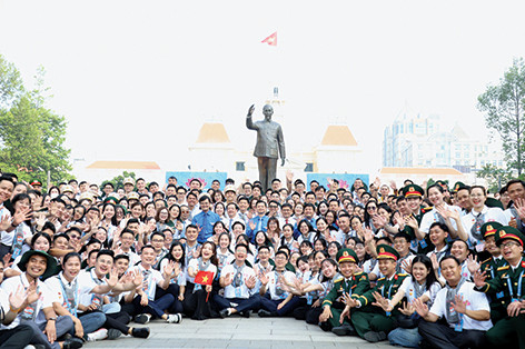 Anh Bùi Quang Huy - Bí thư thứ nhất T.Ư Đoàn và anh Nguyễn Minh Triết - Bí thư T.Ư Đoàn, Chủ tịch Hội SVVN cùng đại biểu Đại hội Thanh niên tiên tiến làm theo lời Bác toàn quốc năm 2025 Ảnh: Ngô Tùng