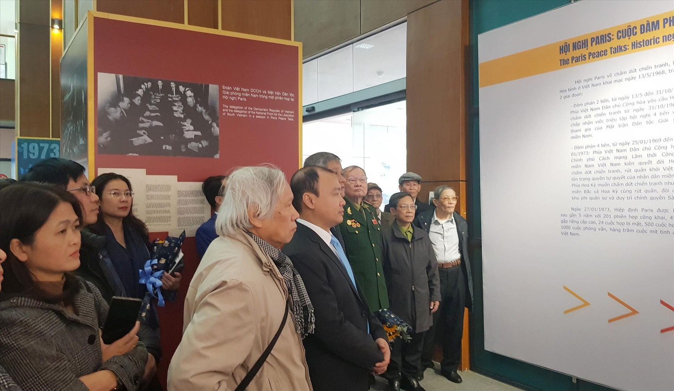 Các đại biểu xem và nghe thuyết minh tại Triển lãm “Hội nghị Paris - Cuộc đàm phán lịch sử” Ảnh: KIẾN NGHĨA