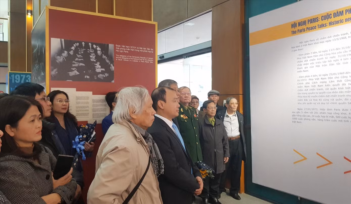 Các đại biểu xem và nghe thuyết minh tại Triển lãm “Hội nghị Paris - Cuộc đàm phán lịch sử” Ảnh: KIẾN NGHĨA Các đại biểu xem và nghe thuyết minh tại Triển lãm “Hội nghị Paris - Cuộc đàm phán lịch sử” Ảnh: KIẾN NGHĨA
