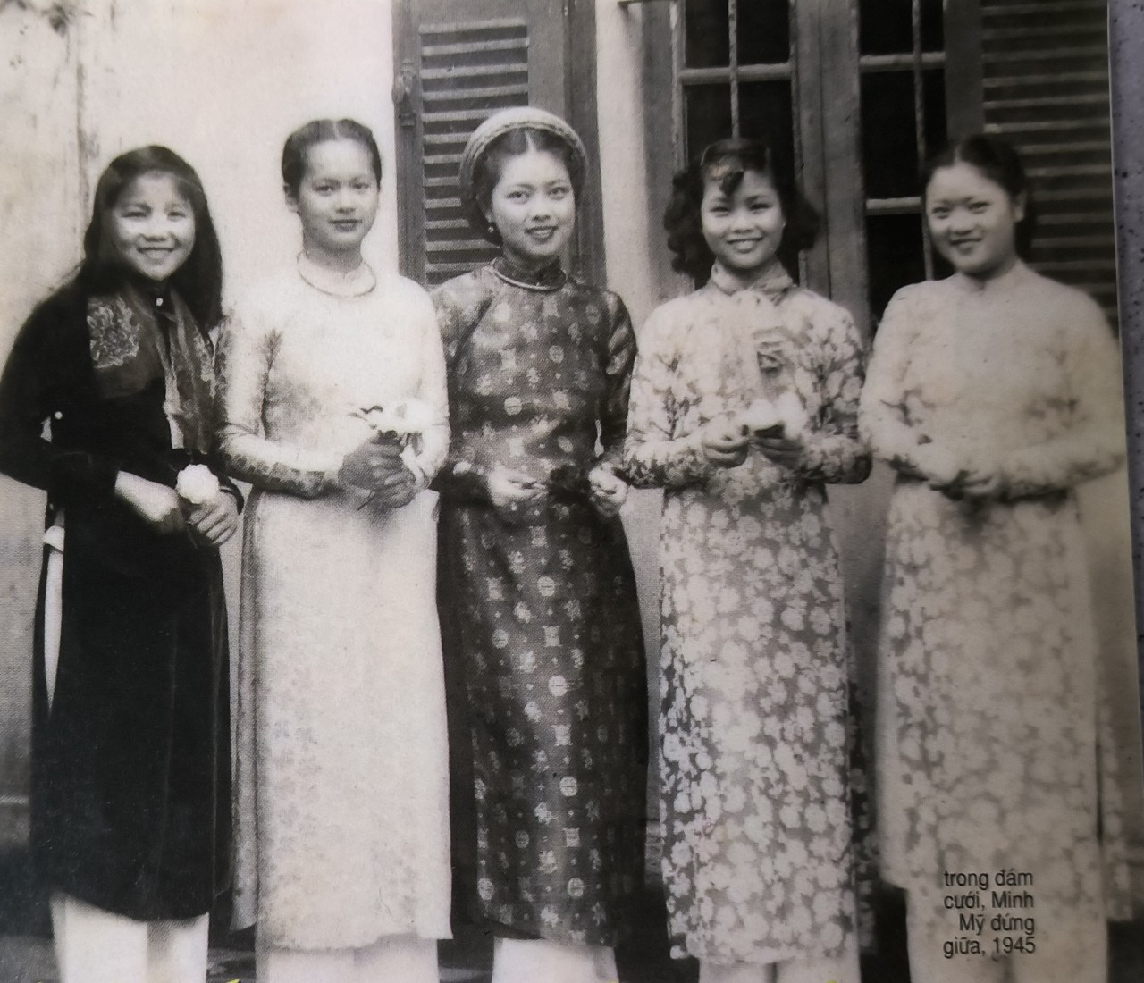 Cô dâu Minh Mỹ (giữa) năm 1945. Cô dâu Minh Mỹ (giữa) năm 1945.