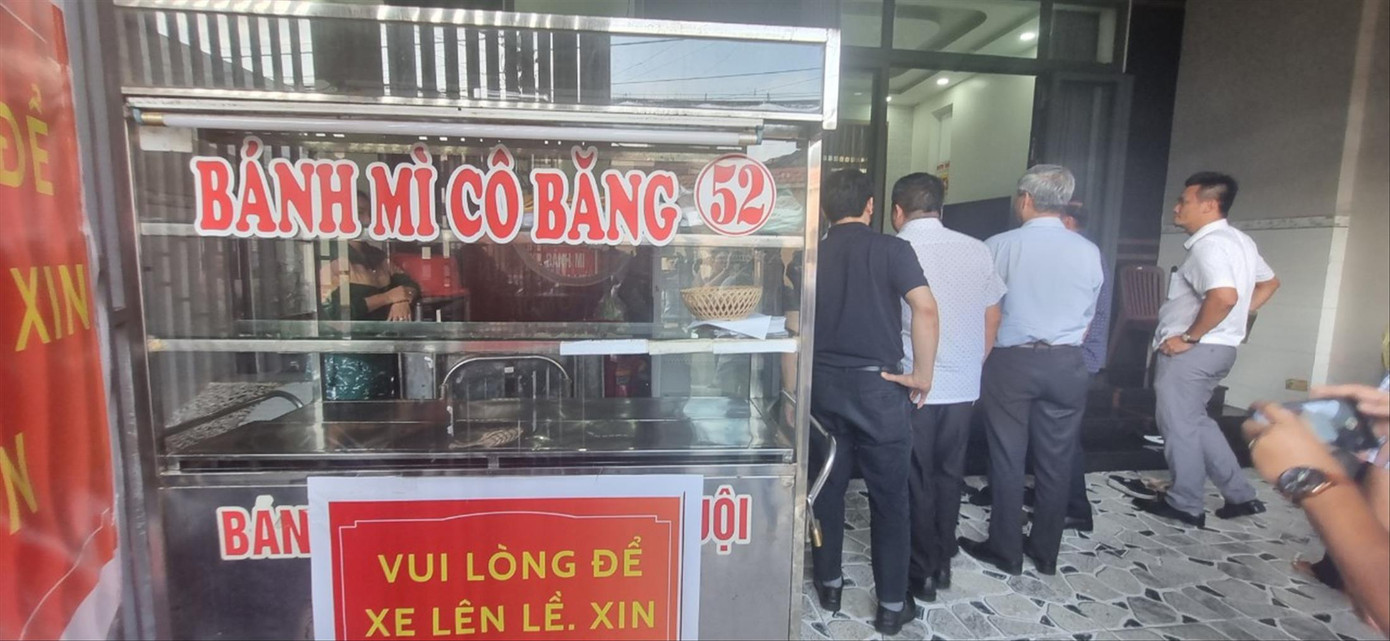 Tiệm bánh mì Cô Băng nơi nhiều người ăn bánh mì dẫn đến ngộ độc thực phẩm. Tiệm bánh mì Cô Băng nơi nhiều người ăn bánh mì dẫn đến ngộ độc thực phẩm.