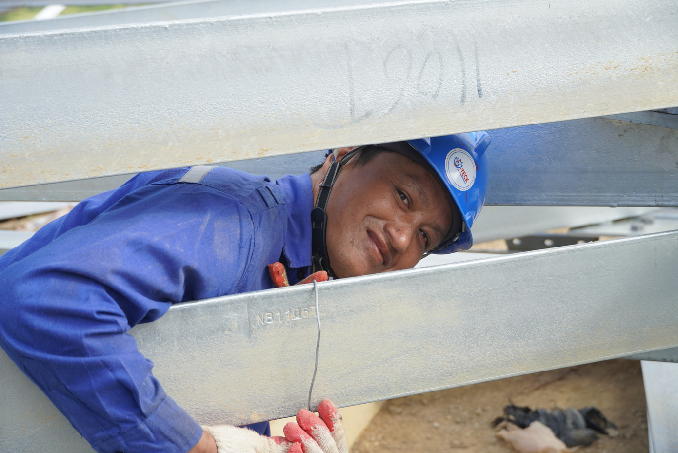 Mặc dù nguy hiểm, vất vả nhưng những công nhân ở đây vẫn luôn tươi cười, lạc quan về tiến độ của trụ số 9