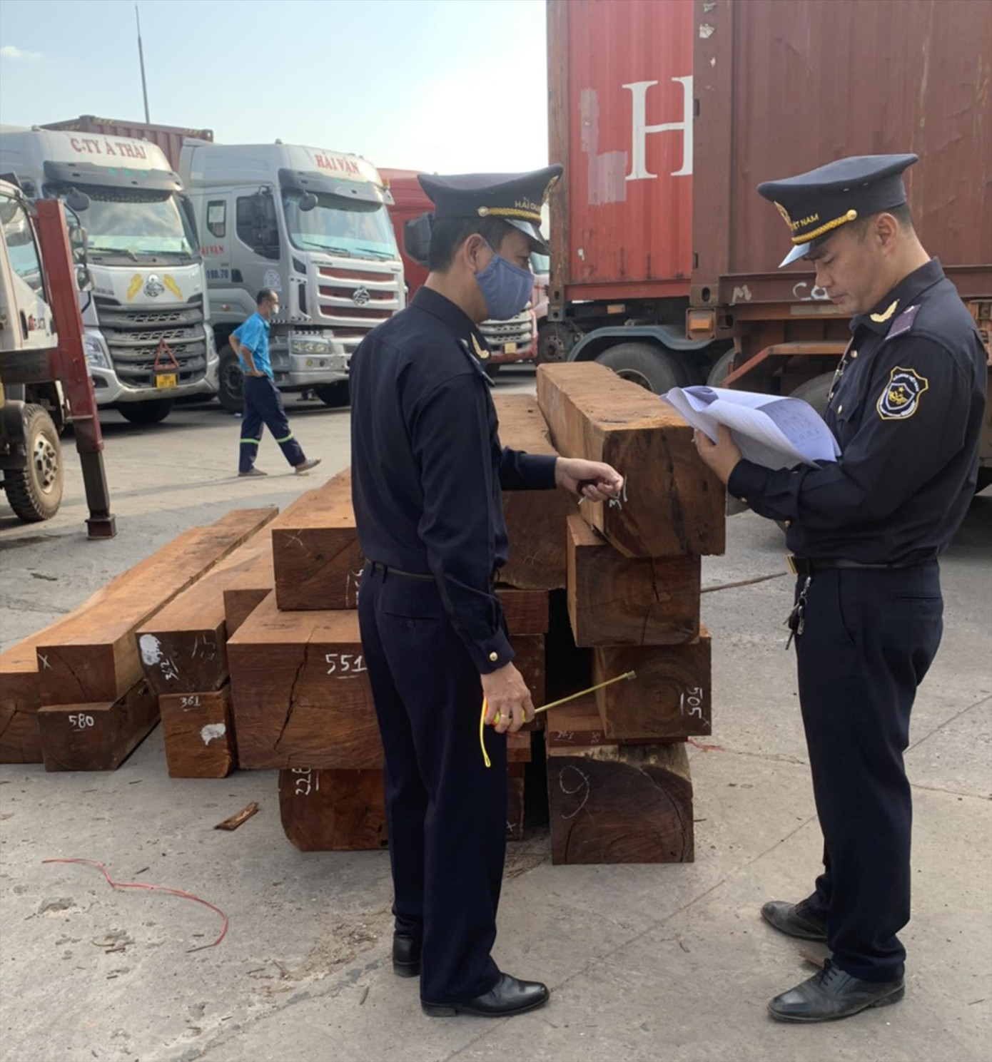 Hải quan cửa khẩu quốc tế Lao Bảo kiểm tra, kiểm soát hàng hóaảnh: PXD