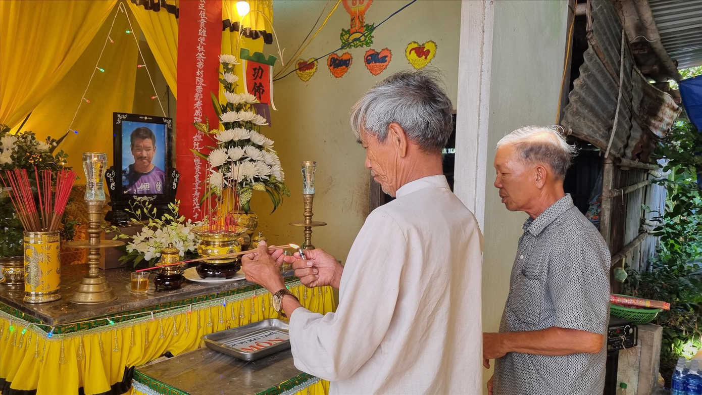 Người dân gần xa tới tiễn biệt ông Hùng Ảnh: Thanh Trần Người dân gần xa tới tiễn biệt ông Hùng Ảnh: Thanh Trần