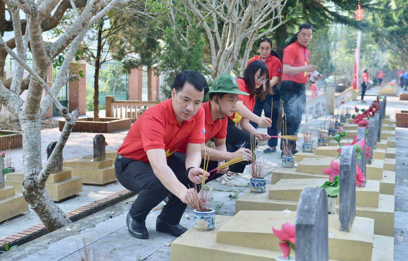 Anh Ngô Văn Cương - Bí thư T.Ư Đoàn cùng đại biểu hành trình “Tôi yêu Tổ quốc tôi” thắp hương mộ liệt sĩ tại Nghĩa trang Liệt sĩ TNXP xã Chăn Nưa, huyện Sìn Hồ, tỉnh Lai Châu