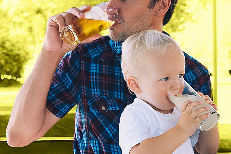 Lượng rượu người bố uống cũng có thể gây ra tình trạng rối loạn cồn cho thai nhi (minh họa) Lượng rượu người bố uống cũng có thể gây ra tình trạng rối loạn cồn cho thai nhi (minh họa)