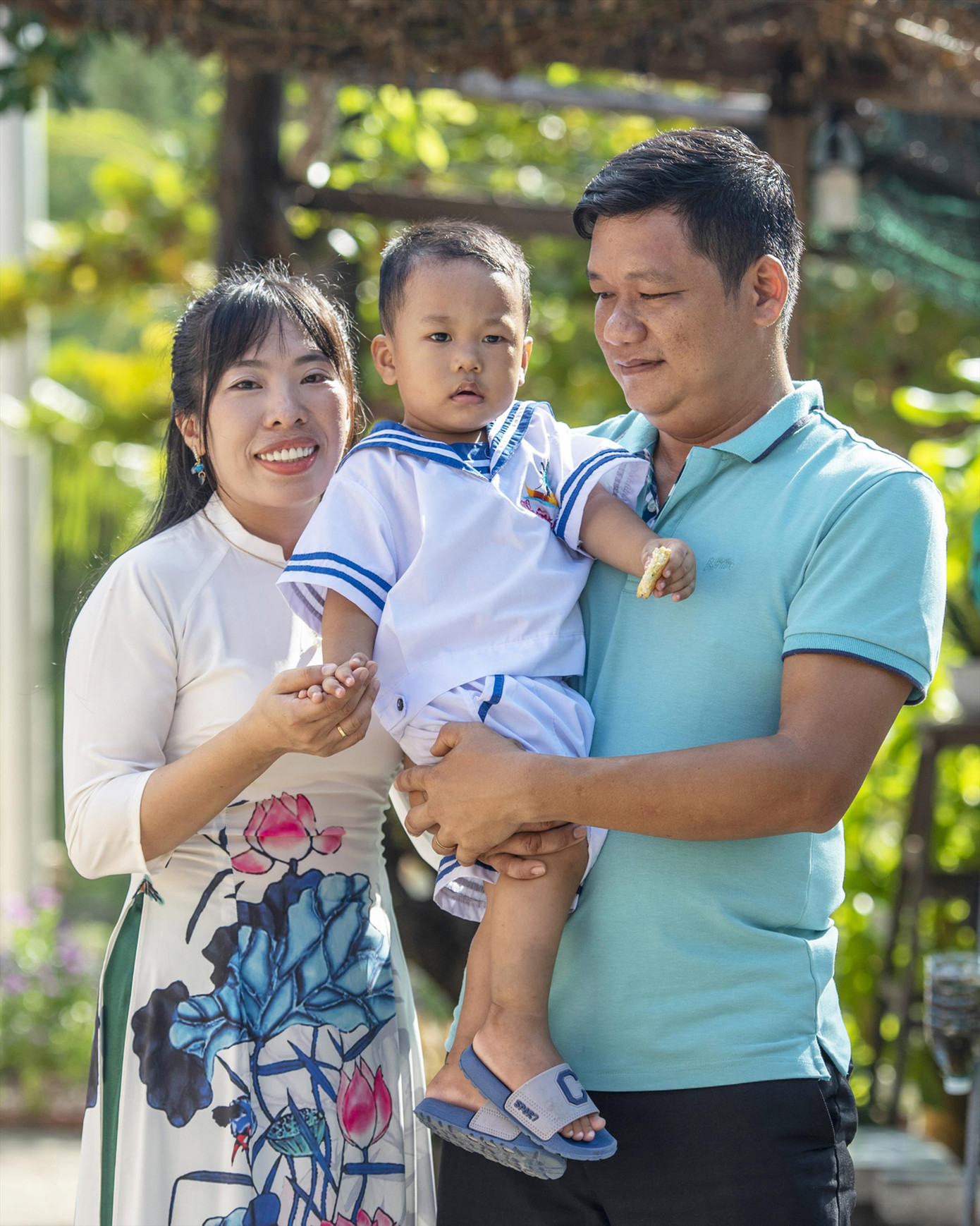 Con của ngư dân ở Trường Sa đều mặc quần áo được may giống quân phục lính hải quân. Ảnh: Văn Chương.