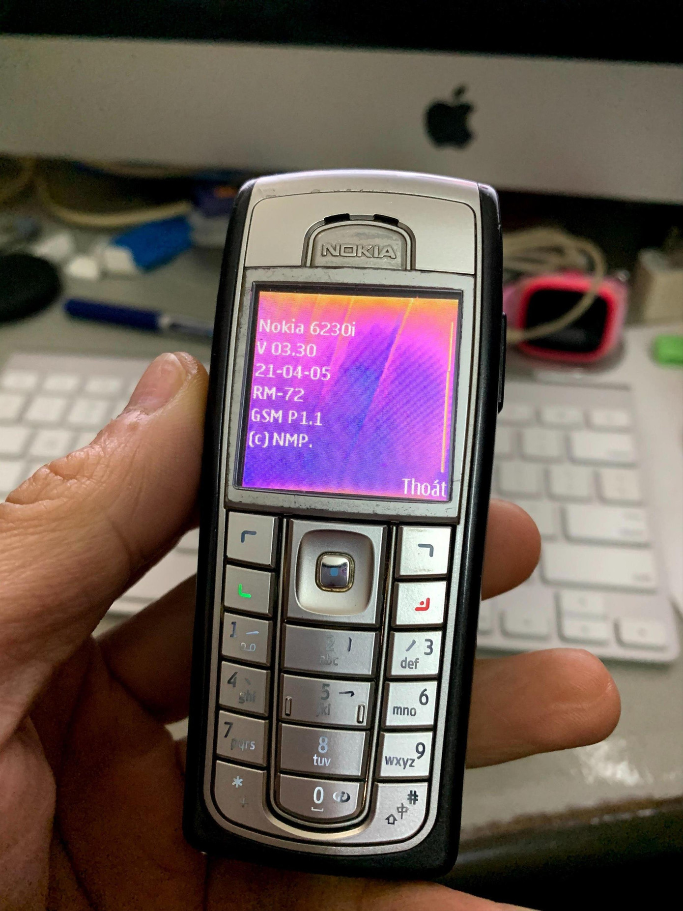 Điện thoại “cục gạch” sẽ hết thời. Ảnh: Như Ý Điện thoại “cục gạch” sẽ hết thời. Ảnh: Như Ý