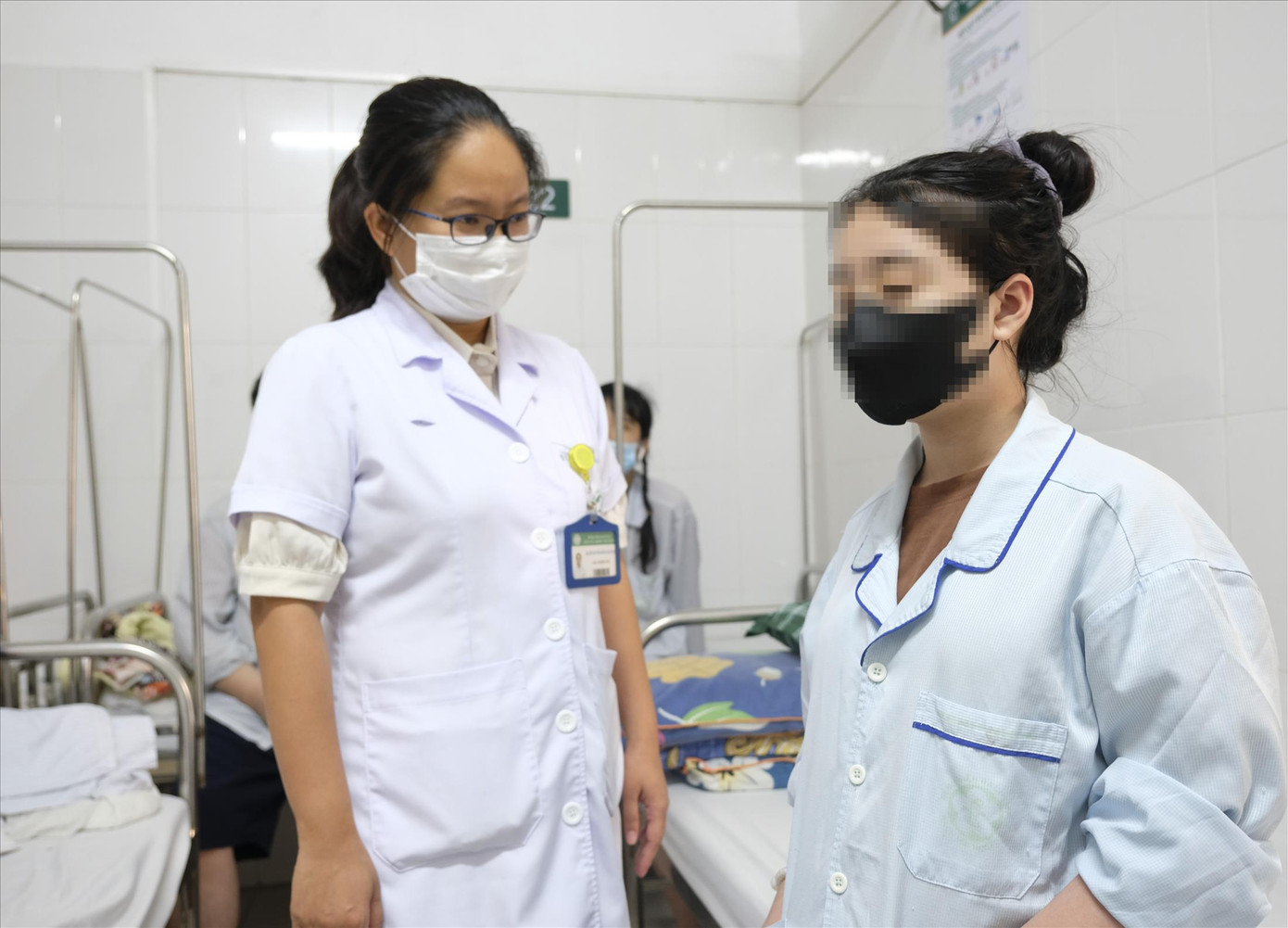 BSCK.II Bùi Nguyễn Hồng Bảo Ngọc, Viện Sức khỏe tâm thần (Bệnh viện Bạch Mai) thăm khám 1 bệnh nhân trẻ đang điều trị trầm cảm do mạng xã hội gây nên Ảnh: Châu Linh BSCK.II Bùi Nguyễn Hồng Bảo Ngọc, Viện Sức khỏe tâm thần (Bệnh viện Bạch Mai) thăm khám 1 bệnh nhân trẻ đang điều trị trầm cảm do mạng xã hội gây nên Ảnh: Châu Linh