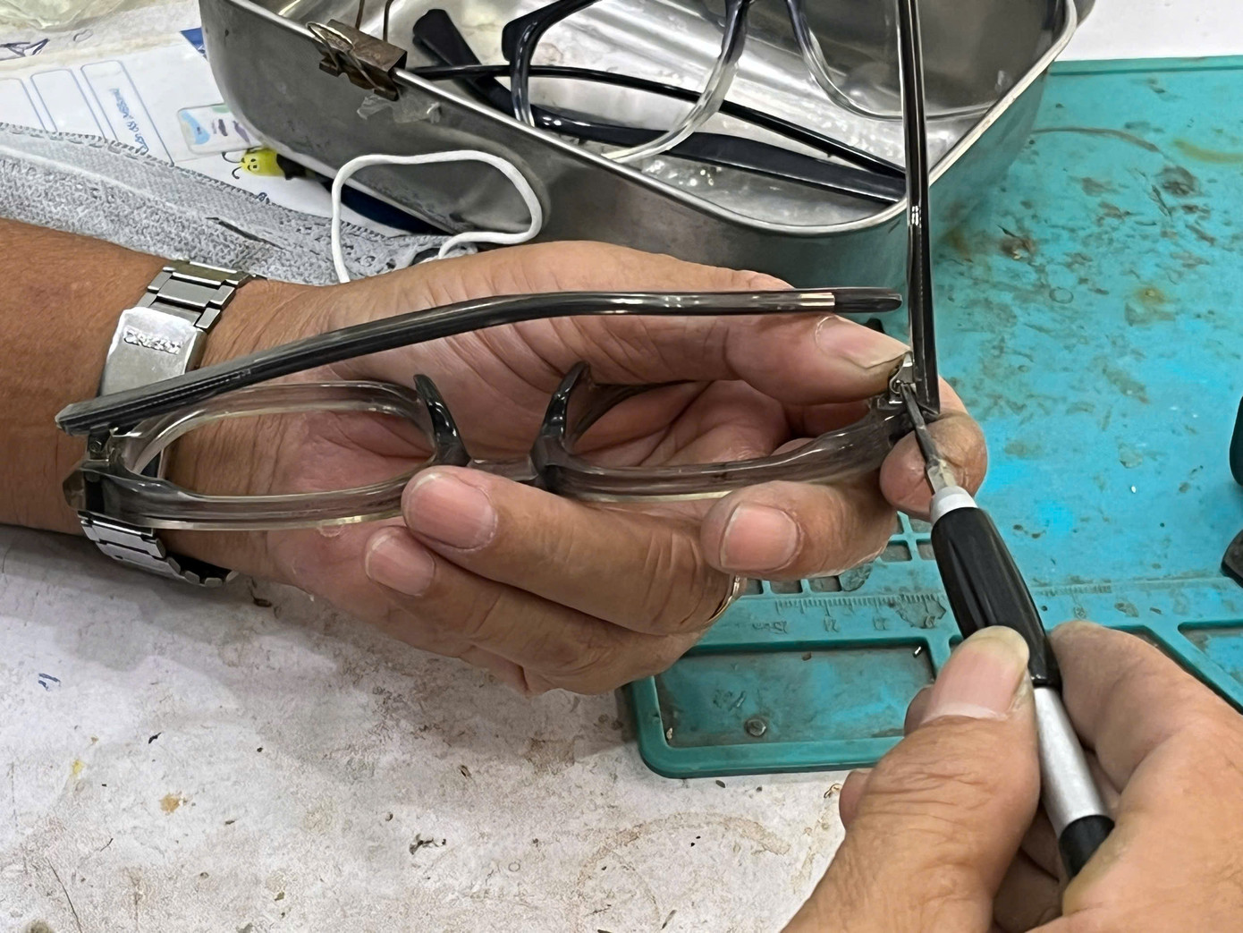 Công việc sửa kính đòi hỏi sự tỉ mỉ và kiên nhẫn.