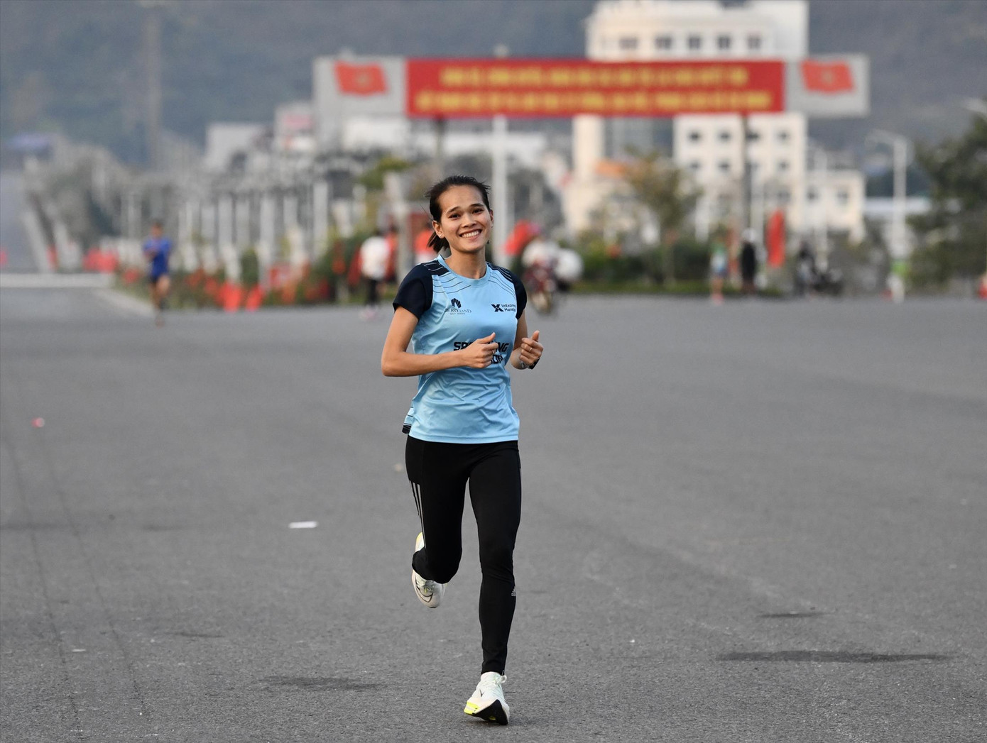 Phạm Thị Hồng Lệ trong buổi chạy sáng ở Quảng trường Nhân dân tỉnh Lai Châu Ảnh: Như Ý Phạm Thị Hồng Lệ trong buổi chạy sáng ở Quảng trường Nhân dân tỉnh Lai Châu Ảnh: Như Ý