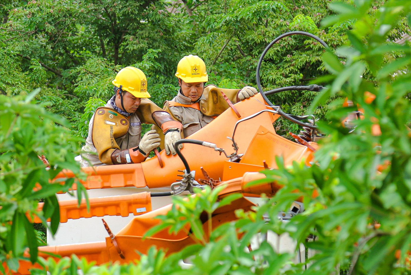 Tăng cường áp dụng công nghệ sửa chữa điện nóng để hạn chế tối đa gián đoạn cung cấp điện. Ảnh: Thanh Trần