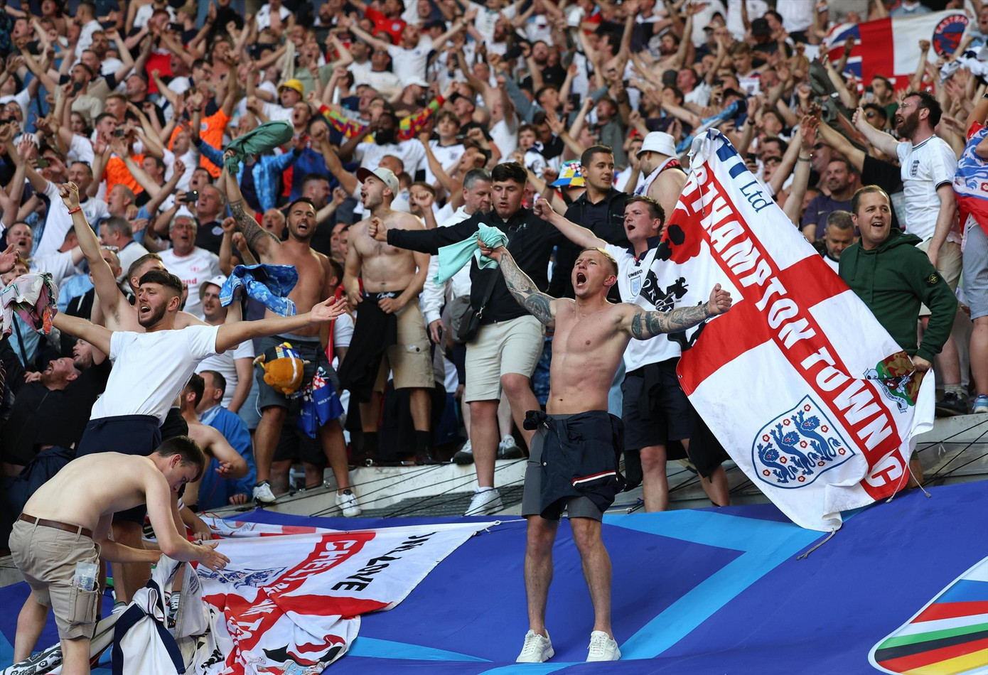 Tuyển Anh và CĐV nhà tại Dusseldorf đêm thứ Bảy (6/7) Ảnh: Getty Images