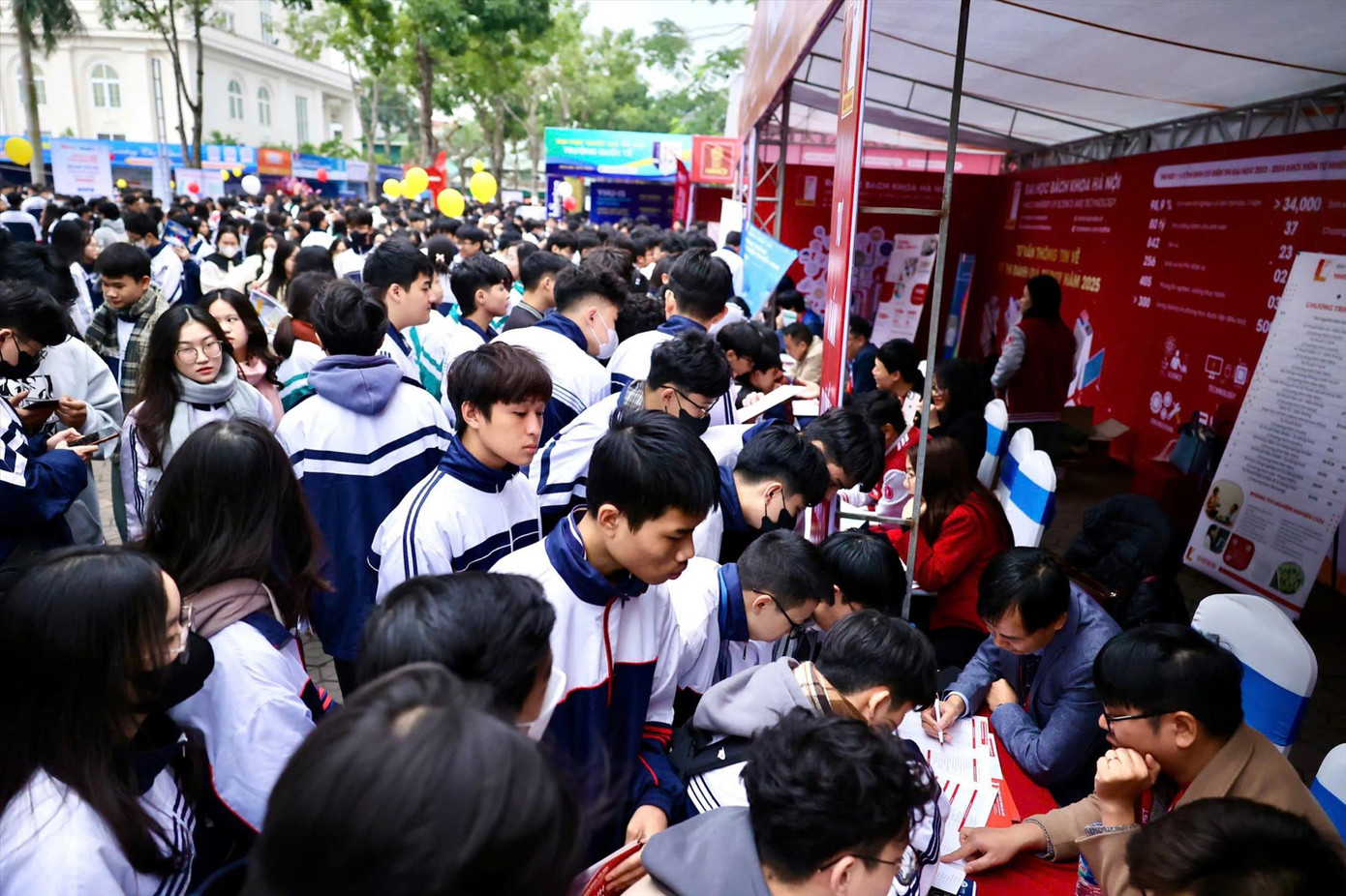 Thí sinh tìm hiểu thông tin tuyển sinh ĐH. Ảnh: NGHIÊM HUÊ