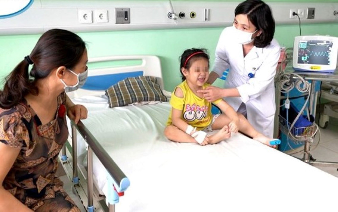 Bác sĩ Quỳnh Chi hướng dẫn người nhà bệnh nhi cách nhận biết trẻ khó thở