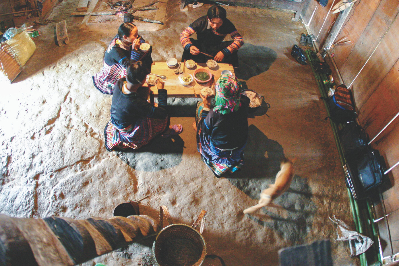 Đây là gia đình Mùa A Súa, người Mông, ở bản Pang Cáng, xã Suối Giàng, huyện Văn Chấn, Yên Bái. Bữa cơm của họ không có thịt, chỉ nhõn bát canh rau và đĩa măng muối. Nhưng A Súa nói rằng, cứ đi xa vài ba bữa là lại nhớ canh rau măng rừng muốn về nhà Đây là gia đình Mùa A Súa, người Mông, ở bản Pang Cáng, xã Suối Giàng, huyện Văn Chấn, Yên Bái. Bữa cơm của họ không có thịt, chỉ nhõn bát canh rau và đĩa măng muối. Nhưng A Súa nói rằng, cứ đi xa vài ba bữa là lại nhớ canh rau măng rừng muốn về nhà