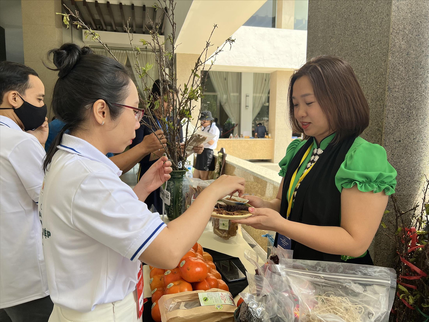 Chị Bùi Phương Thanh giới thiệu đặc sản Sơn La tại TPHCM