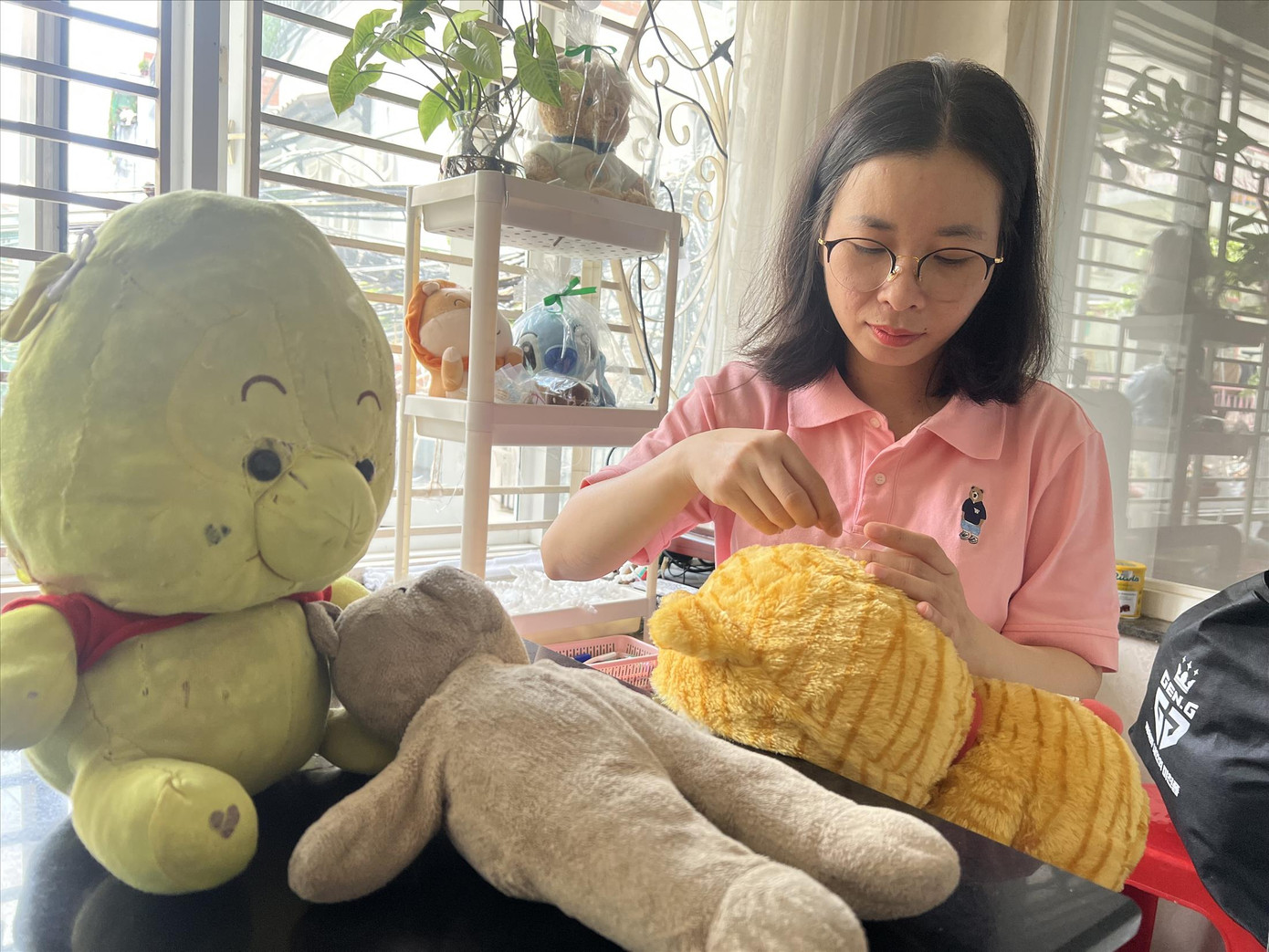 Chị Anh Chi là người hiếm hoi ở TPHCM hồi sinh gấu bông cũ.