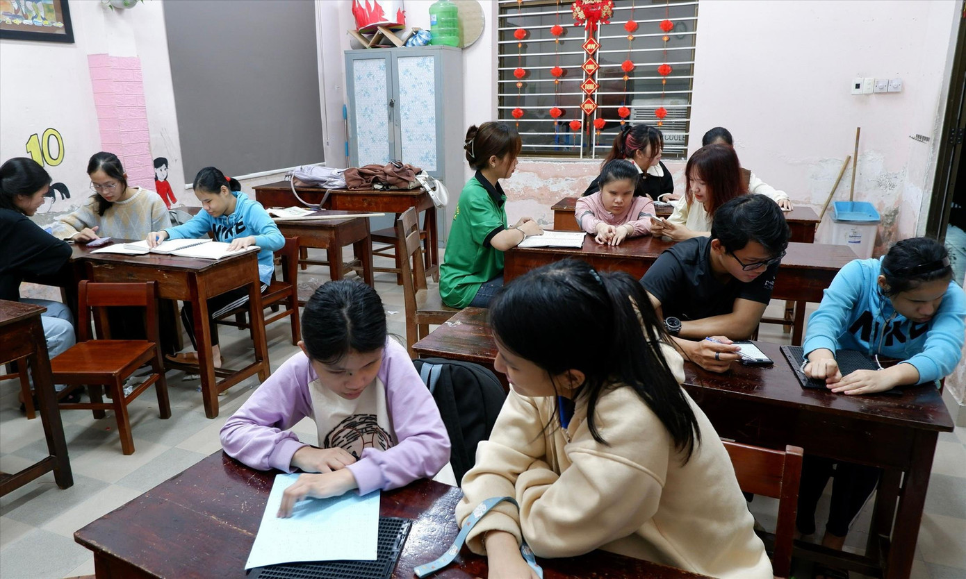 Một buổi học giữa các bạn sinh viên Đội Công tác xã hội, Trường ĐH Bách khoa Đà Nẵng với các em học sinh khiếm thị Ảnh: Bách Viên