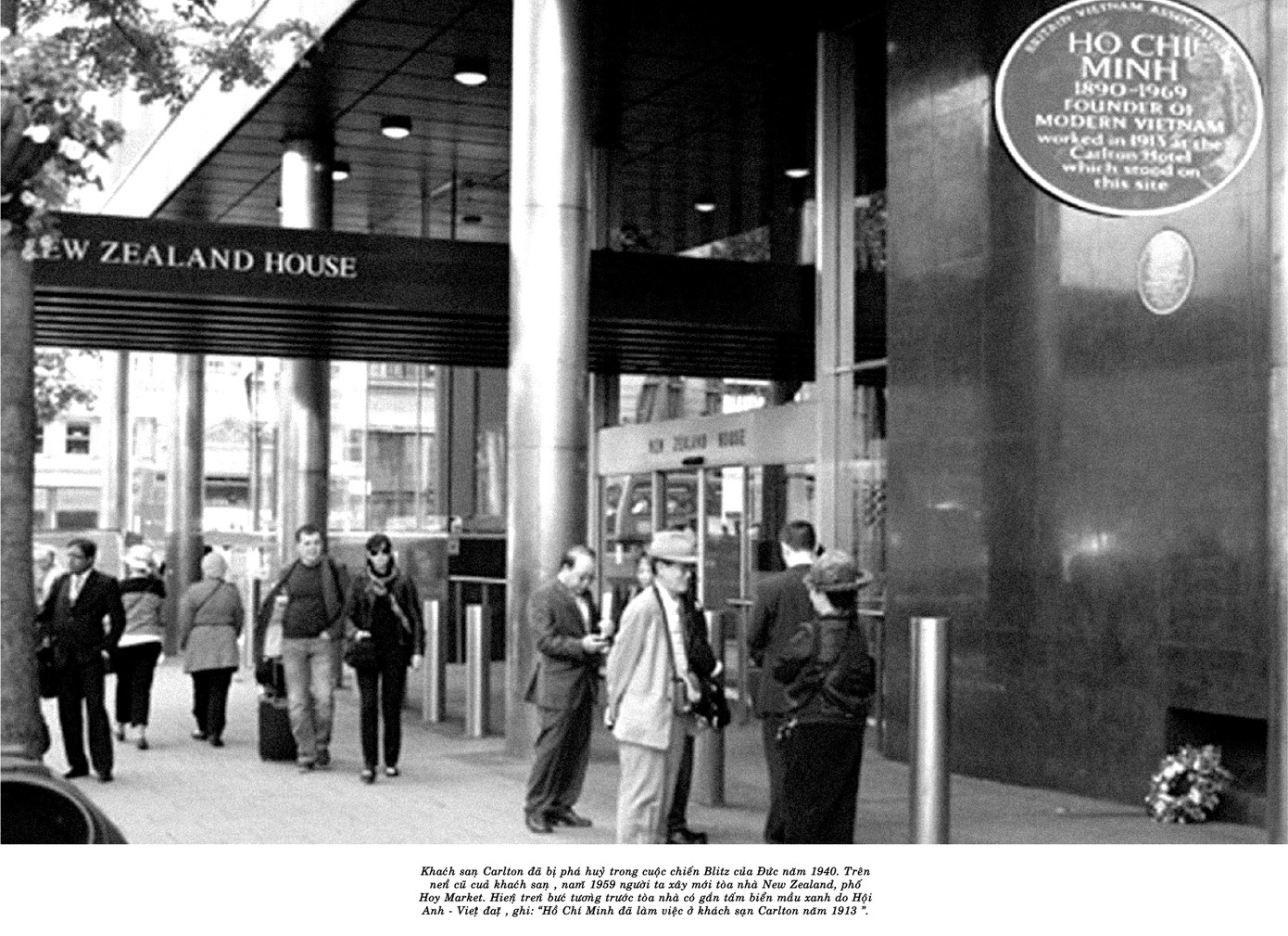 Khách sạn Carlton bị máy bay Đức ném bom phá hủy năm 1940, trên nền cũ người ta xây tòa nhà New Zealand, phía trước có tấm biển ghi Nơi Hồ Chí Minh sống và làm việc năm 1913
