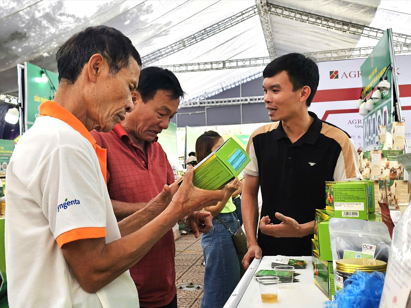 Anh Lê Minh Triều (bên phải) giới thiệu sản phẩm trà thảo dược cà gai leo