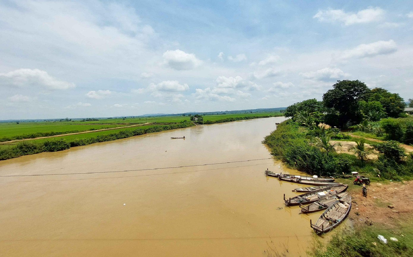 Thuyền của ngư dân trên dòng sông Krông Ana Thuyền của ngư dân trên dòng sông Krông Ana