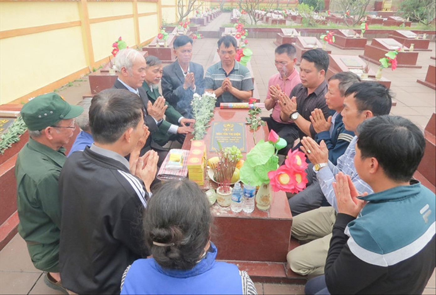 Họ hàng hai bên xin phép liệt sĩ Nguyễn Thị Diễn, để “rước dâu” về với nhà trai Họ hàng hai bên xin phép liệt sĩ Nguyễn Thị Diễn, để “rước dâu” về với nhà trai