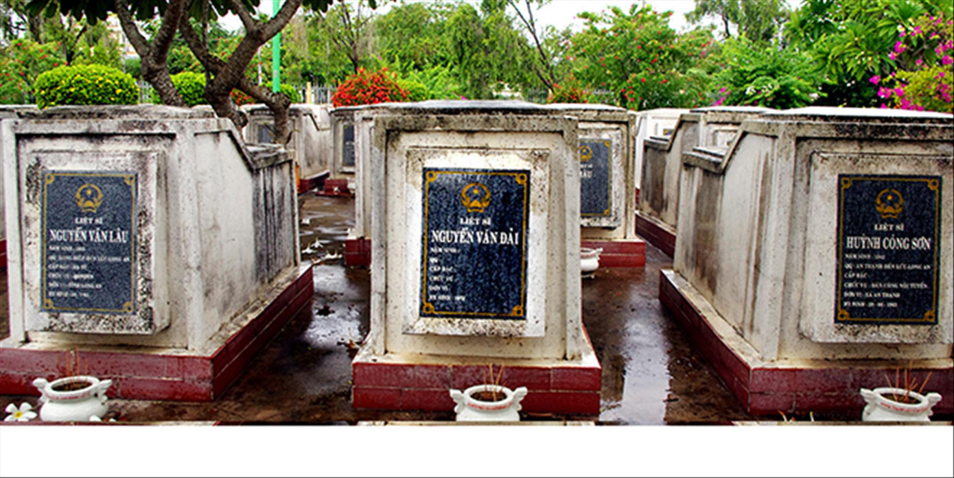 Ngôi mộ ghi tên LS Nguyễn Văn Đãi (giữa) tại Nghĩa trang LS huyện Bến Lức