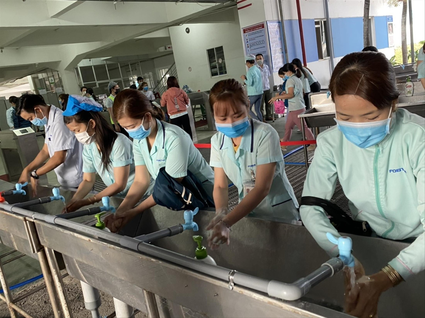 Công nhân ở Bình Dương tuân thủ quy định phòng dịch