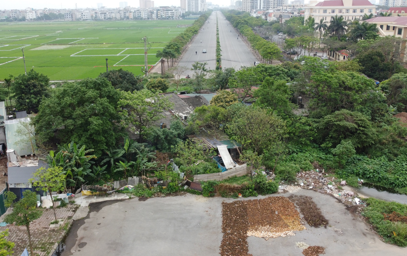 Tuyến đường Mai Chí Thọ (Long Biên), thông xe nhưng vẫn còn nhà dân cắt đôi thành 2 đoạn Ảnh: T. Đảng Tuyến đường Mai Chí Thọ (Long Biên), thông xe nhưng vẫn còn nhà dân cắt đôi thành 2 đoạn Ảnh: T. Đảng