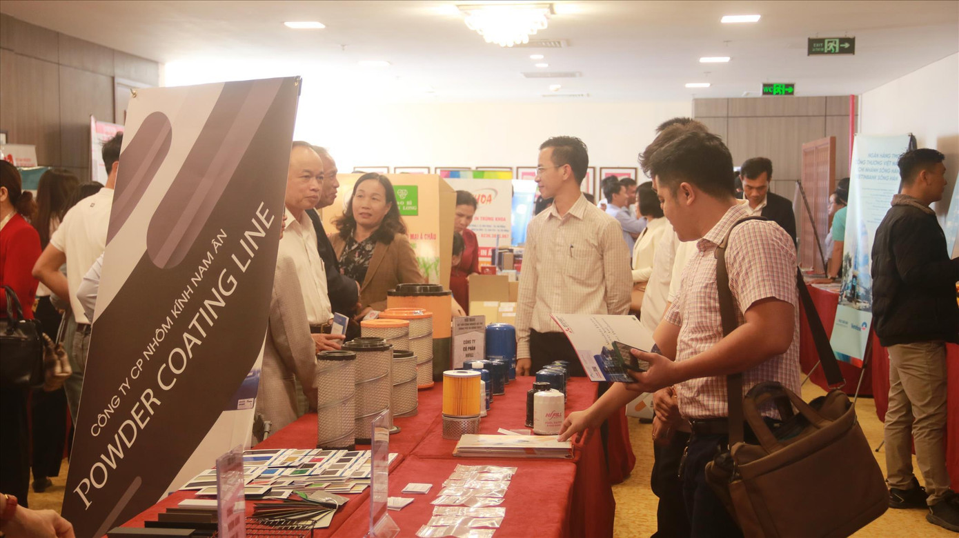 Gần 50 DN trưng bày, giới thiệu sản phẩm công nghiệp hỗ trợ bên lề hội nghị Ảnh: Nguyễn Thành Gần 50 DN trưng bày, giới thiệu sản phẩm công nghiệp hỗ trợ bên lề hội nghị Ảnh: Nguyễn Thành