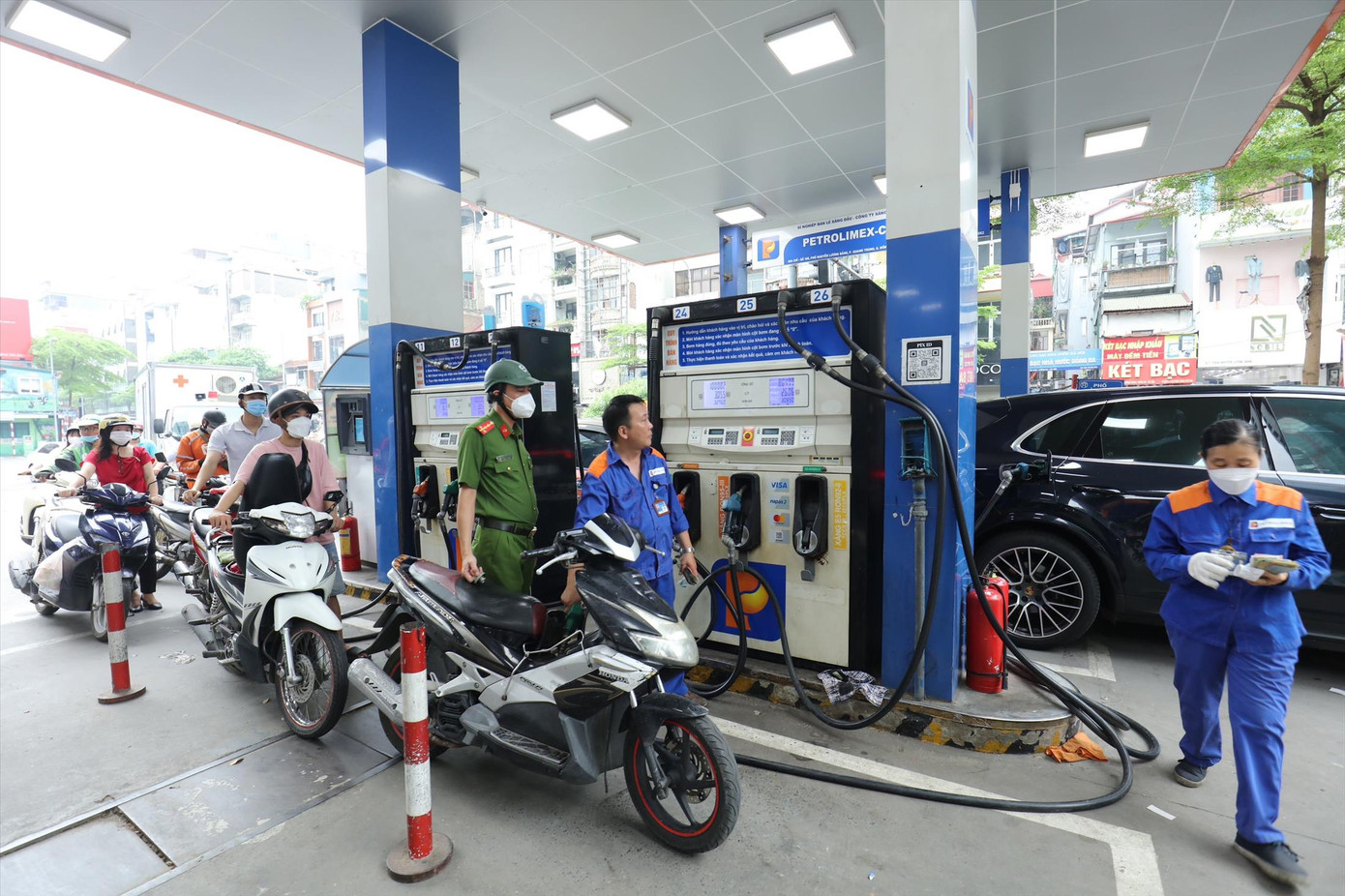 Doanh nghiệp bán lẻ xăng dầu vẫn chịu nhiều thiệt thòi vì cơ chế điều hành còn những bất cập. Ảnh: Như Ý