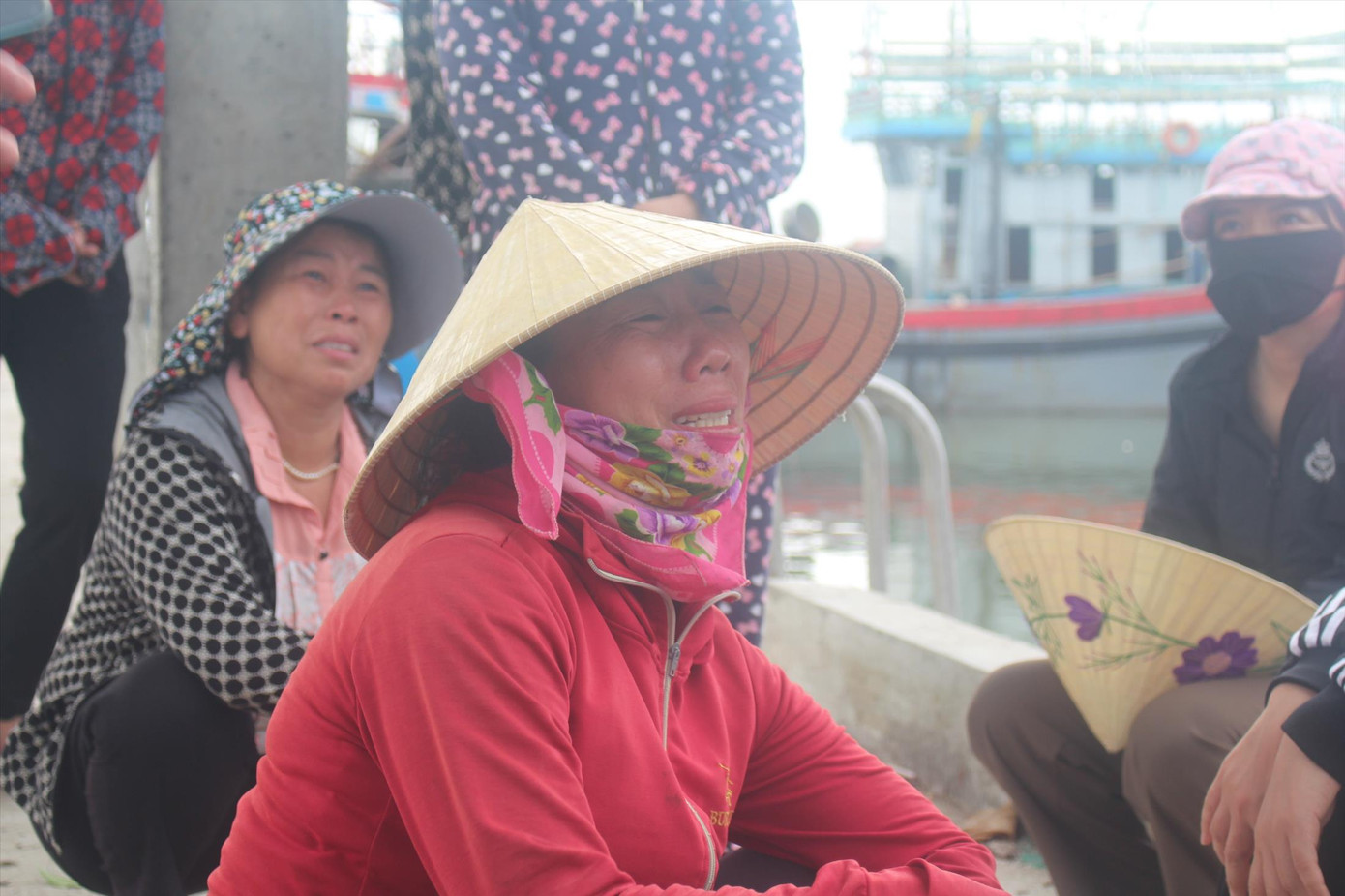 Gia đình các thuyền viên gào khóc vì tàu thuyền bị lửa thiêu rụi