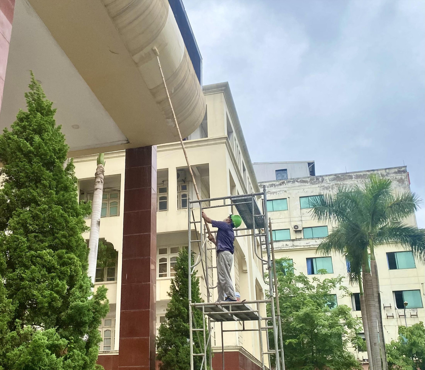 Khu vực cửa vào UBND phường Thanh Xuân (mới) đang được sơn sửa lại.