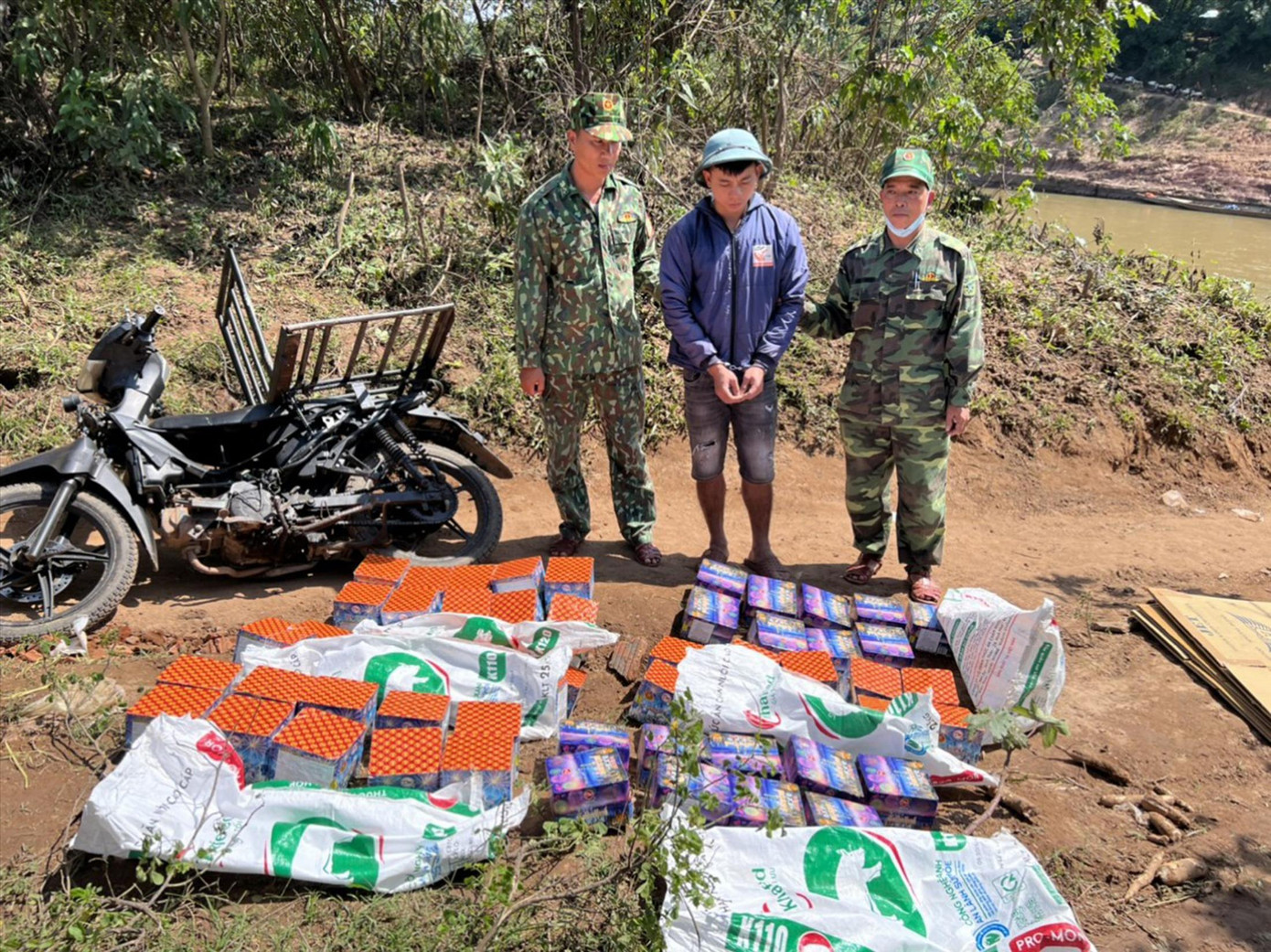 Biên phòng cửa khẩu Lao Bảo bắt giữ đối tượng buôn lậu qua biên giới ảnh: PXD