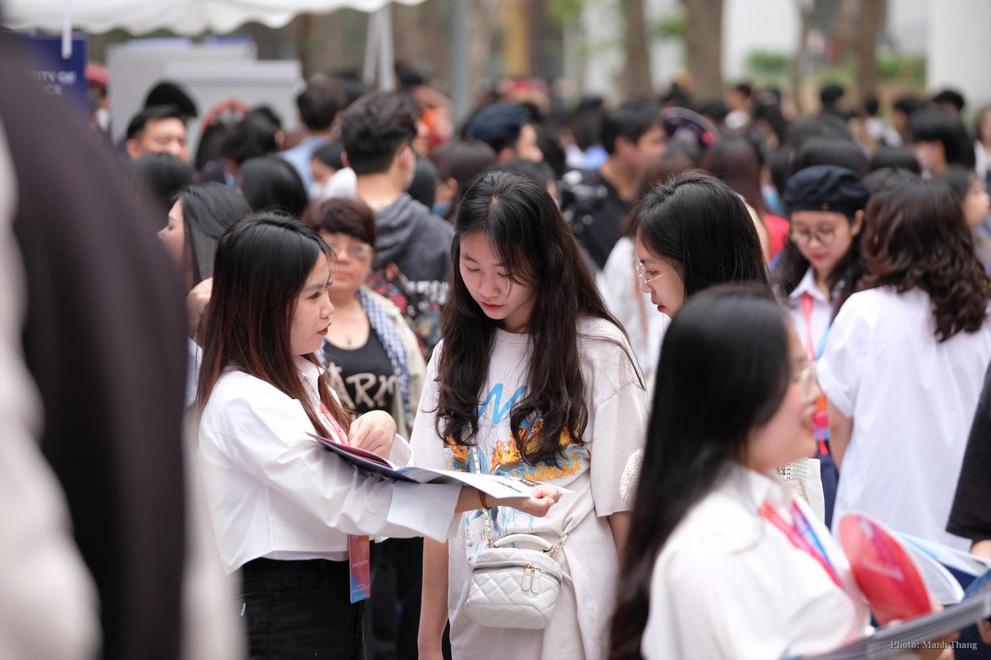 Thí sinh tham gia Ngày hội tư vấn tuyển sinh để nắm bắt thông tin về ngành nghề đào tạo. Ảnh: Mạnh Thắng Thí sinh tham gia Ngày hội tư vấn tuyển sinh để nắm bắt thông tin về ngành nghề đào tạo. Ảnh: Mạnh Thắng