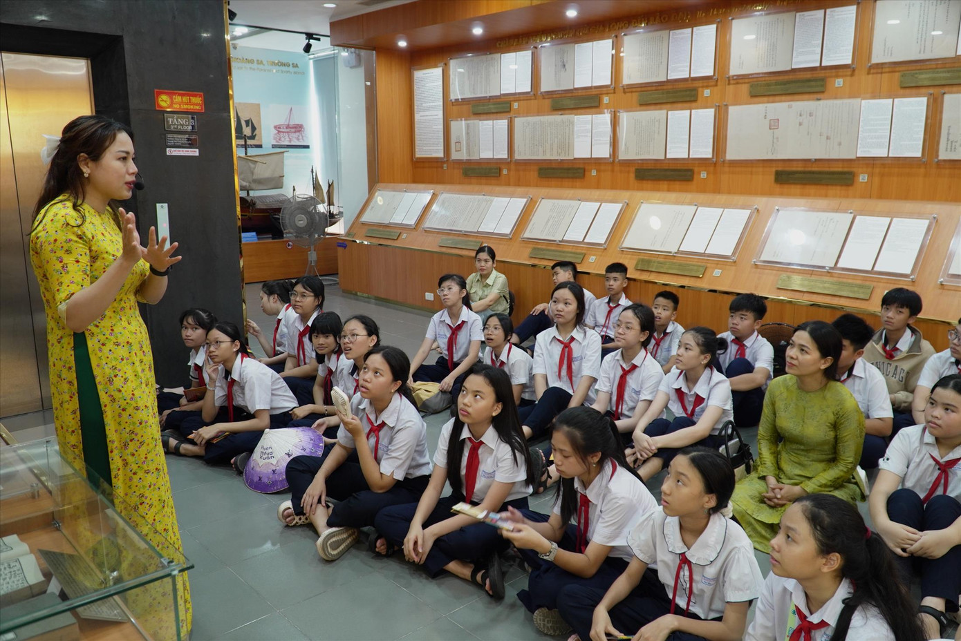 Học sinh say sưa với câu chuyện chủ quyền biển đảo được kể trong Nhà trưng bày Hoàng Sa. Ảnh: Thanh Hiền Học sinh say sưa với câu chuyện chủ quyền biển đảo được kể trong Nhà trưng bày Hoàng Sa. Ảnh: Thanh Hiền