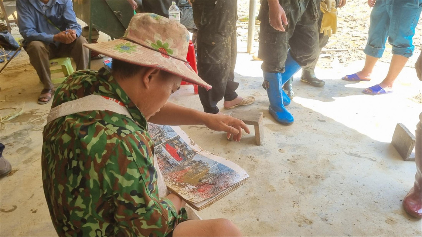 Lý Seo Thỏ lật cuốn album ảnh cưới lau từng lớp bùn trên ảnh