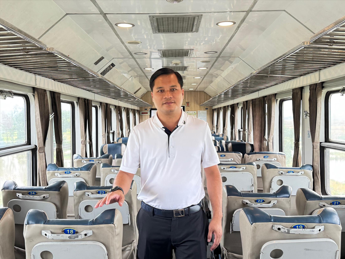 Phó Giám đốc Chi nhánh vận tải đường sắt Đồng Hới Nguyễn Tiến Sửu giới thiệu về đoàn tàu