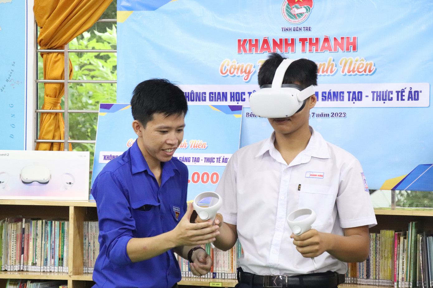 Bạn trẻ trải nghiệm không gian sáng tạo - thực tế ảo do Cụm đồng bằng Sông Tiền trao tặng