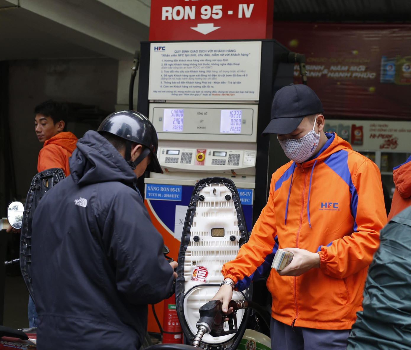 Người tiêu dùng đang phải chi trả khoản thuế không nhỏ cho mỗi lít xăng dầu sử dụng. Ảnh minh hoạ: Như Ý Người tiêu dùng đang phải chi trả khoản thuế không nhỏ cho mỗi lít xăng dầu sử dụng. Ảnh minh hoạ: Như Ý