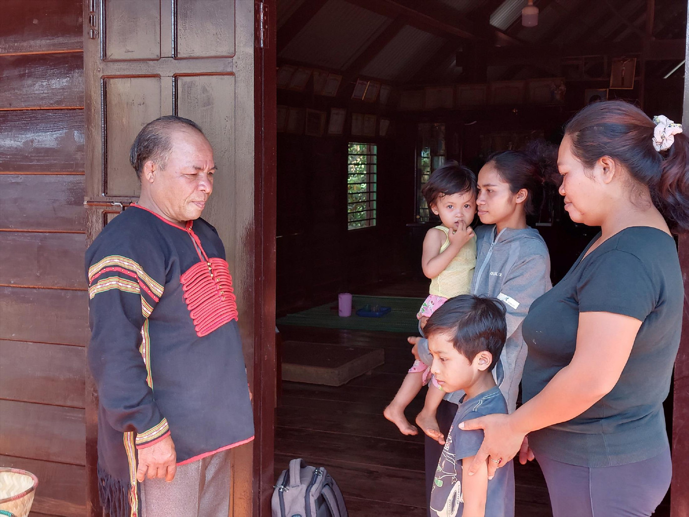 Ông Y Krú thăm hỏi, động viên người dân phát triển kinh tế