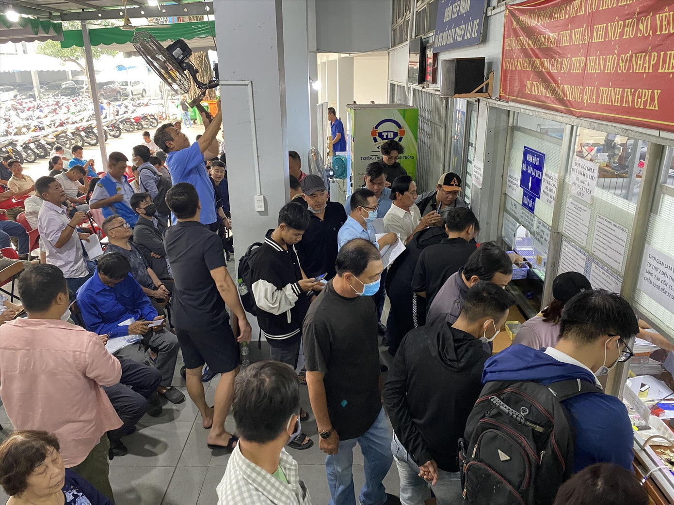 Điểm đổi GPLX ở quận Tân Phú ( TPHCM) tấp nập người làm thủ tục. Ảnh: H.H