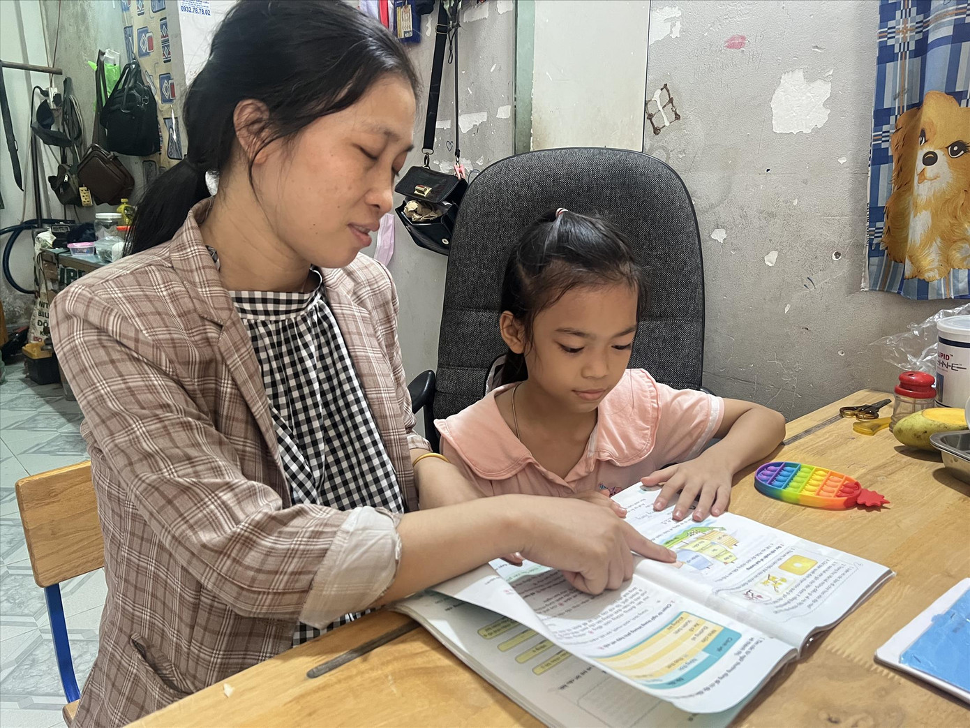 Chị Lê Thị Hiền (Công ty PouYuen) phải tằn tiện chi tiêu để lo cho con đi học Ảnh: U.P. Chị Lê Thị Hiền (Công ty PouYuen) phải tằn tiện chi tiêu để lo cho con đi học Ảnh: U.P.