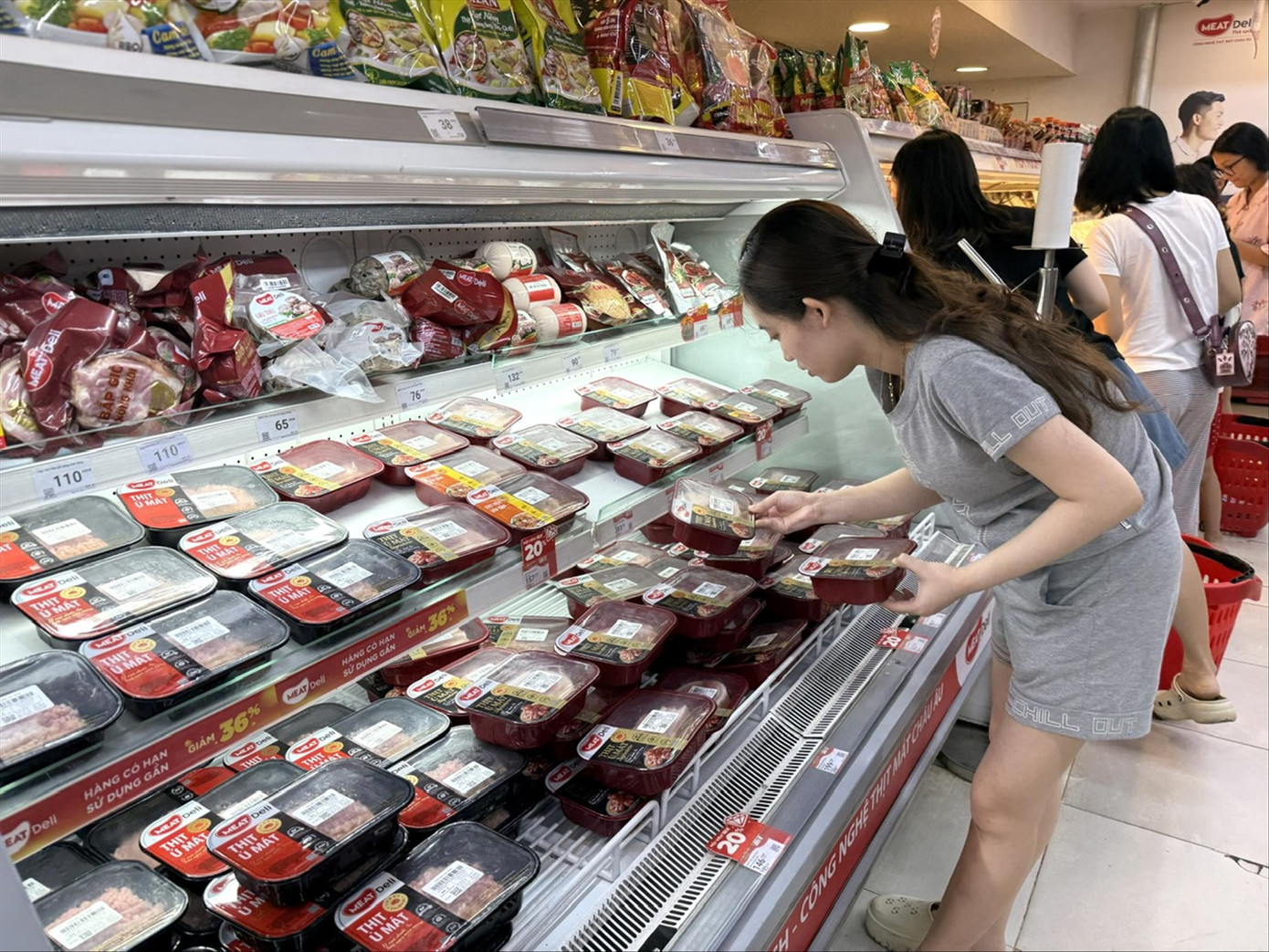 Người tiêu dùng lựa chọn thịt mát trong siêu thị. ẢNH: LƯU TRINH