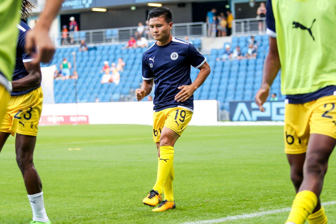 Quang Hải đang đóng vai người thừa ở Pau FC Ảnh: Getty Images Quang Hải đang đóng vai người thừa ở Pau FC Ảnh: Getty Images