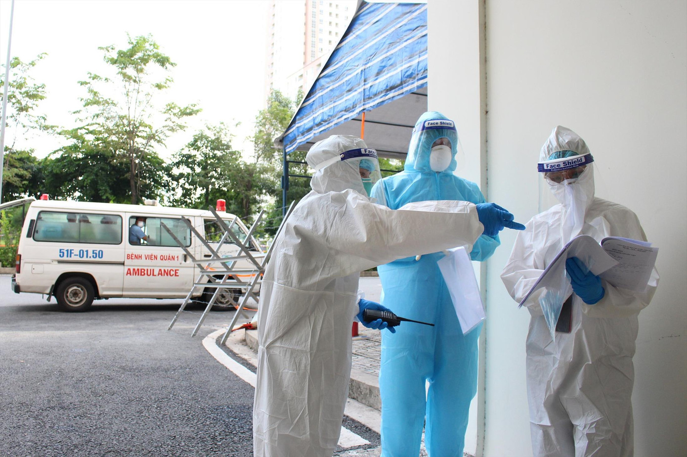 Nhân viên y tế luôn phải làm việc trong môi trường nhiều rủi ro, chịu nhiều áp lực ảnh: Vân Sơn Nhân viên y tế luôn phải làm việc trong môi trường nhiều rủi ro, chịu nhiều áp lực ảnh: Vân Sơn