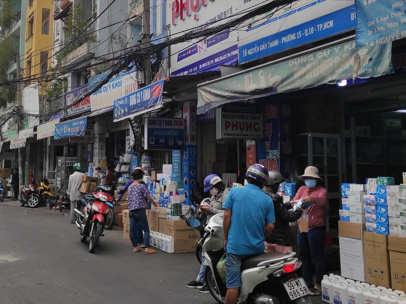 Khu vực đường Nguyễn Giản Thanh, Quận 10 - nơi được xem là chợ thuốc tây và vật tư y tế bán sỉ lớn nhất TPHCM. Ảnh: Hữu Huy Khu vực đường Nguyễn Giản Thanh, Quận 10 - nơi được xem là chợ thuốc tây và vật tư y tế bán sỉ lớn nhất TPHCM. Ảnh: Hữu Huy