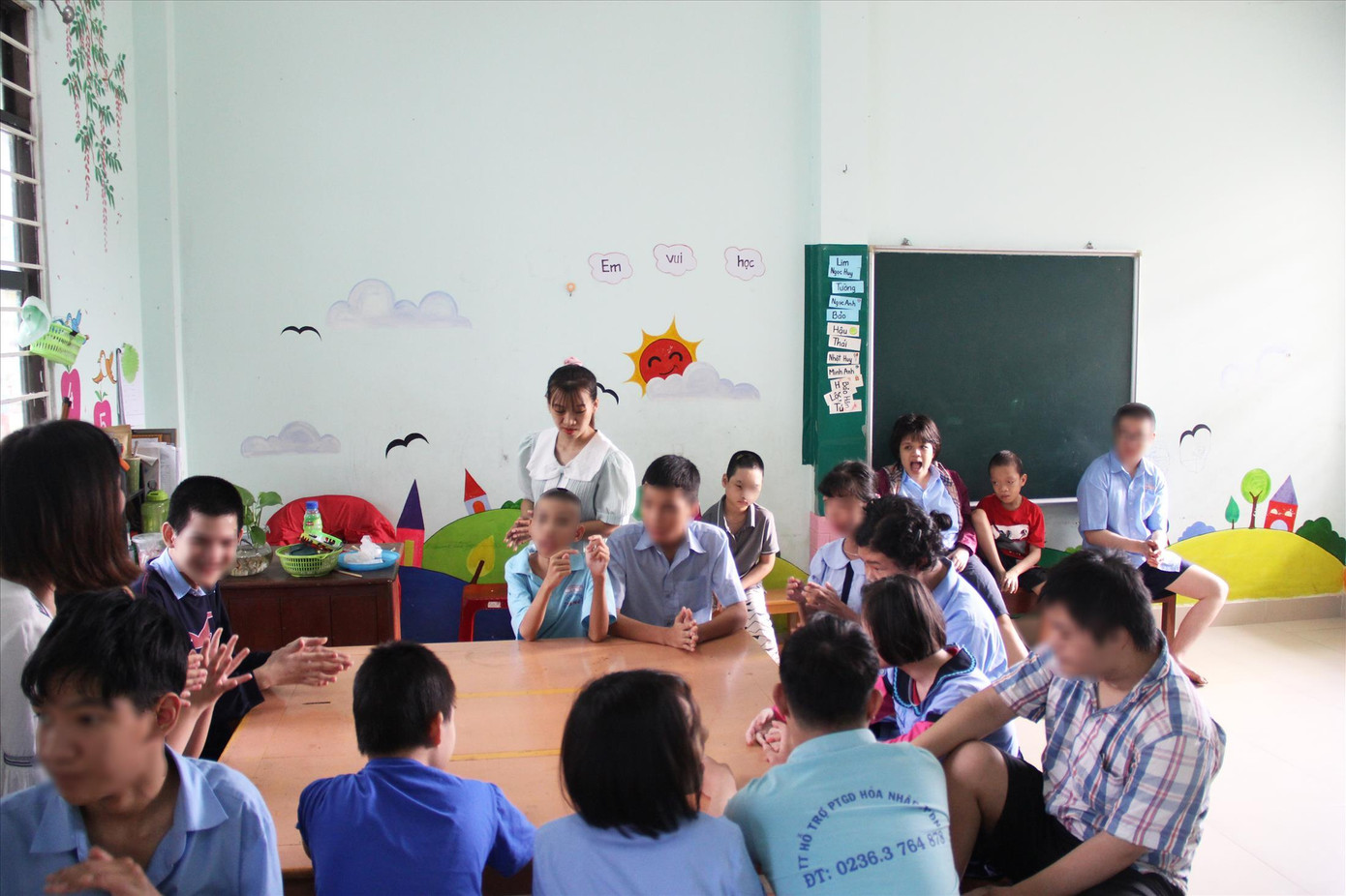 Những học trò mẫu giáo vui vẻ hát cùng cô Hằng, có những em đã học lớp cô mấy năm liền, có những bạn còn cao lớn hơn cả cô giáo Những học trò mẫu giáo vui vẻ hát cùng cô Hằng, có những em đã học lớp cô mấy năm liền, có những bạn còn cao lớn hơn cả cô giáo