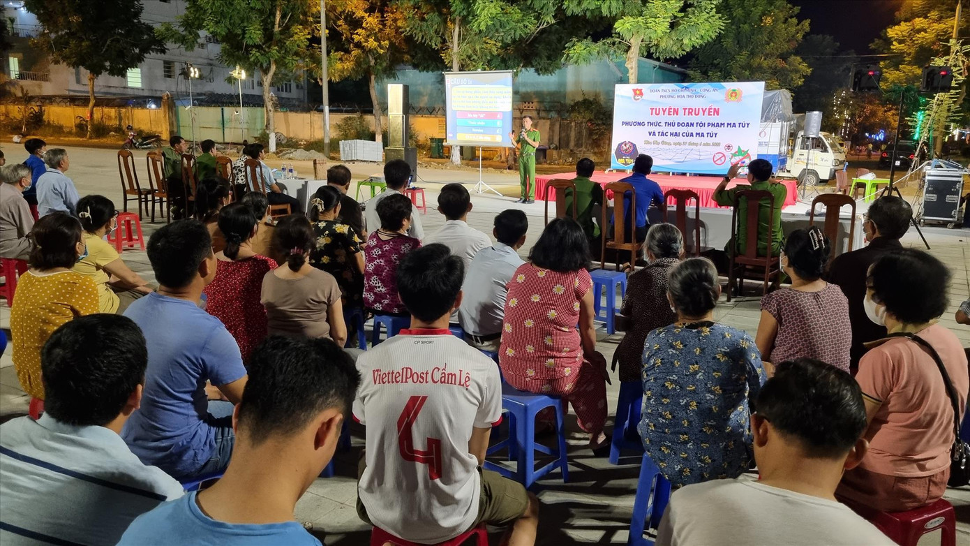 Người dân và thanh thiếu niên ở phường Hòa Thọ Đông (quận Cẩm Lệ, TP Đà Nẵng) ngồi kín các dãy ghế theo dõi chương trình từ đầu đến cuối Ảnh: Thanh Trần